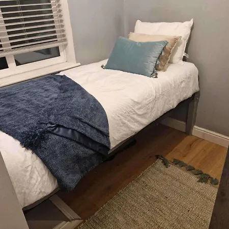 Cosy Manchester 3-Bed House With Parking Sleeps 5 *