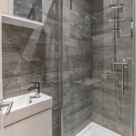 Cosy Stylish 5-bed 3-bath, With Free Wi-fi, Garden And Parking * マンチェスター