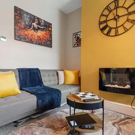 Stylish 3-bedroom 14mins To Co-op Live Arena Manchester