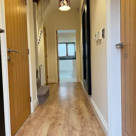 Elegant House - 3 Bedroom, 3 Bathroom Manchester