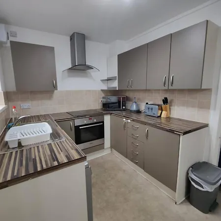 Feriehus 3 Bed House - Sleeps 7 - Garden - Parking - Wifi Manchester