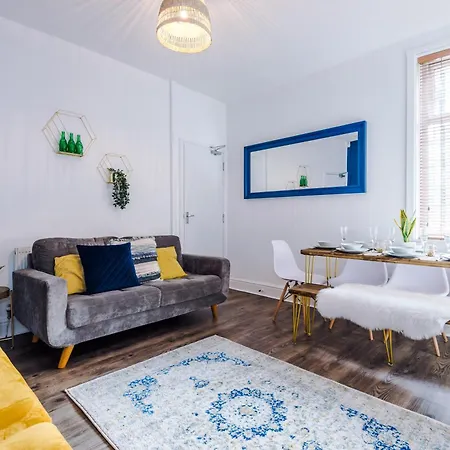 בית נופש Spacious 4br With 3 Baths, מנצ'סטר