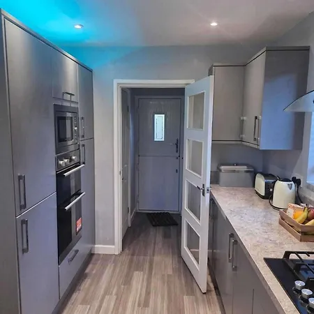 Сasa de vacaciones Sleeps 5 - Free Parking - Near Airport &