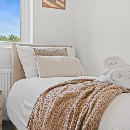 Cosy Stylish 5-bed 3-bath, With Free Wi-fi, Garden And Parking Hébergement de vacances