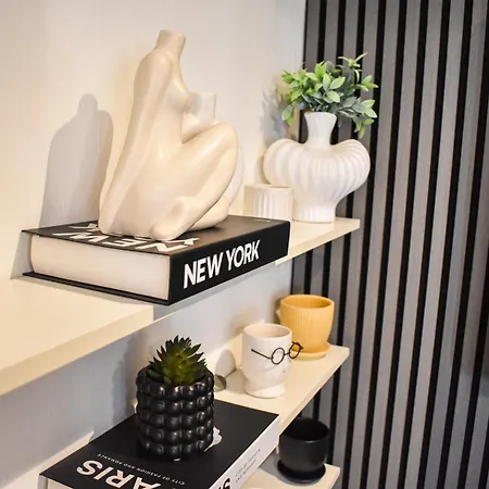 New 3 Bedroom Stylish With Drive & Garden Manchester