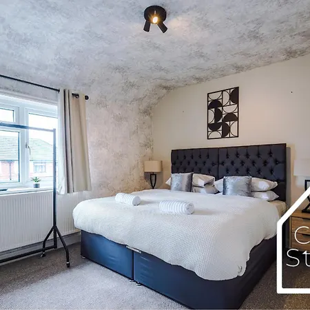 Casa de Férias Spacious 3 Bed With Pac-man, Darts And 2 Parking Spaces