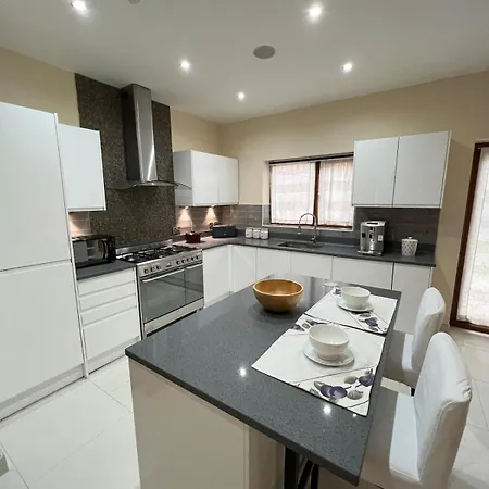 Elegant House - 3 Bedroom, 3 Bathroom *