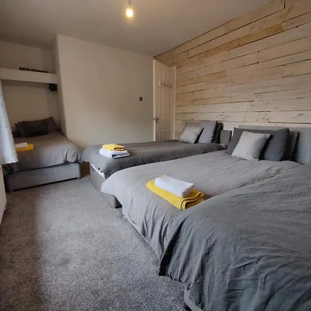 3 Bed House - Sleeps 7 - Garden - Parking - Wifi * Manchester