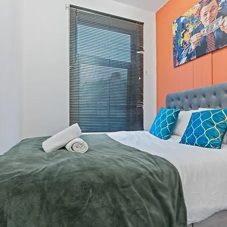 4 Bedroom House In Eccles, Trafford, - Sleeps 10 - 3 Double Beds - 4 Single Beds - Free Parking, Garden & Fast Fibre Wi-fi - Close To Trafford Centre, Mediacityuk, Salford Quays, And Both Old Trafford Stadiums Vakantiehuis *