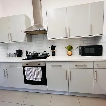 Stylish 5br 5ba In Salford Street Parking *