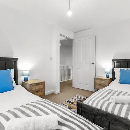 Nyaraló 3 Bedroom House With 5 Beds And Parking 18lw Manchester