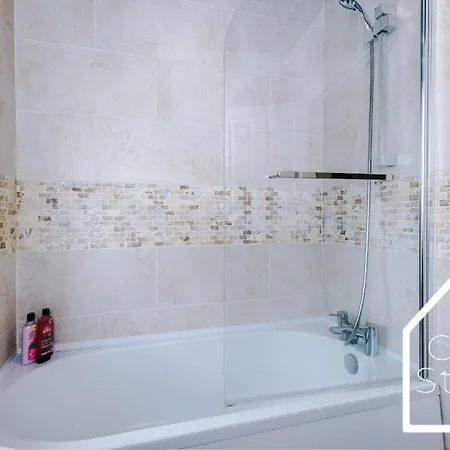 Spacious 3 Bed With Pac-man, Darts And 2 Parking Spaces * Манчестер