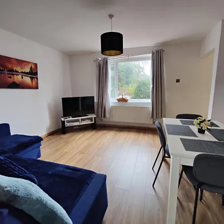 3 Bed House - Sleeps 7 - Garden - Parking - Wifi *