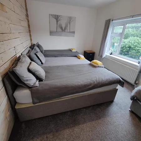 3 Bed House - Sleeps 7 - Garden - Parking - Wifi Feriehus