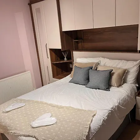 Sleeps 5 - Free Parking - Near Airport & *