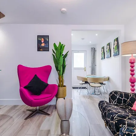 Holiday home Minutes To The Coop Live Arena & Etihad Stadium - Free Parking With Ev Charger *