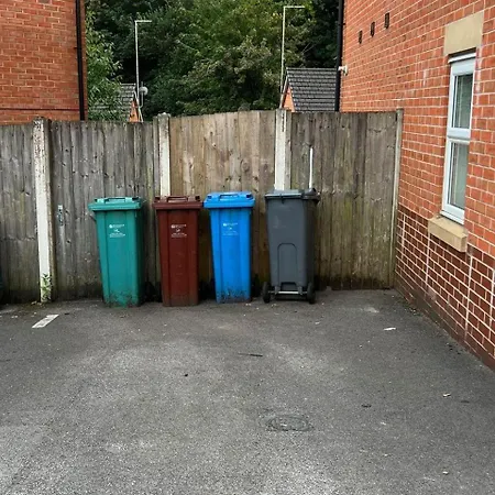 House - Sleeps 5 Private Parking & Pets Allowed Манчестер