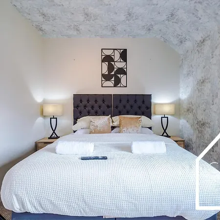 Spacious 3 Bed With Pac-man, Darts And 2 Parking Spaces *