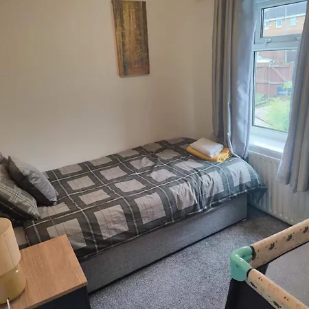 3 Bed House - Sleeps 7 - Garden - Parking - Wifi