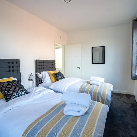 Luxury Deluxe - 4 Bedrooms - 6 Beds - 10 Guests - Private Parking - Contractors Welcome - Trafford Stretford *