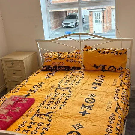 House - Sleeps 5 Private Parking & Pets Allowed