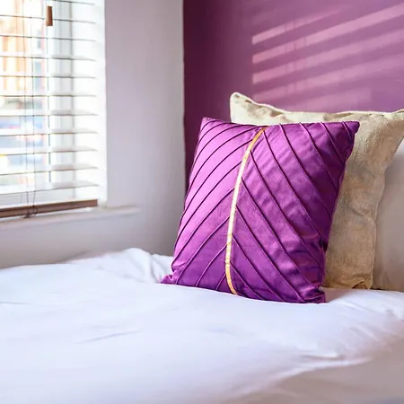 Bright And Cosy 3-bedroom Near - Free Parking - Sleeps 6 펜션 *