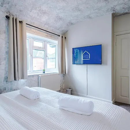 Spacious 3 Bed With Pac-man, Darts And 2 Parking Spaces