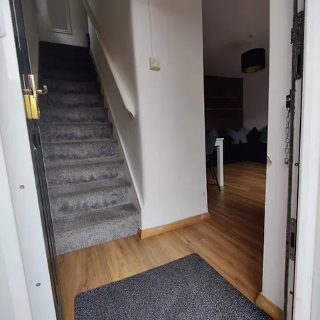 Feriehus 3 Bed House - Sleeps 7 - Garden - Parking - Wifi *