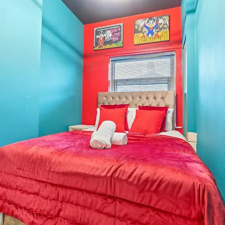 4 Bedroom House In Eccles, Trafford, - Sleeps 10 - 3 Double Beds - 4 Single Beds - Free Parking, Garden & Fast Fibre Wi-fi - Close To Trafford Centre, Mediacityuk, Salford Quays, And Both Old Trafford Stadiums * Manchester