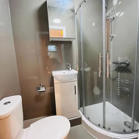 Stylish 5br 5ba In Salford Street Parking *