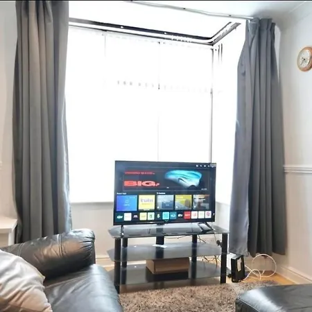 3 Bedroom House In Salford Manchester