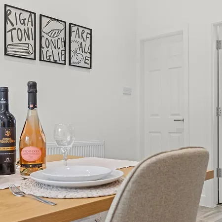 Cosy Stylish 5-bed 3-bath, With Free Wi-fi, Garden And Parking * Manchester