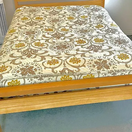 House - Sleeps 5 Private Parking & Pets Allowed Манчестер