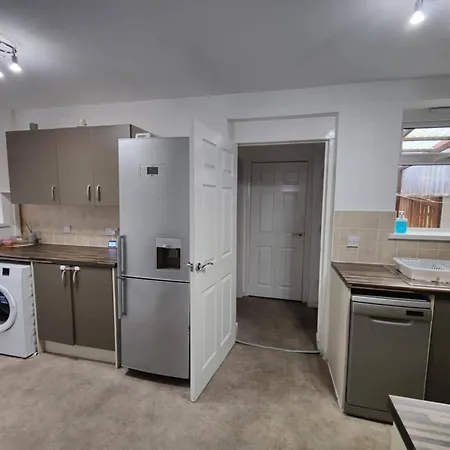 3 Bed House - Sleeps 7 - Garden - Parking - Wifi Feriehus *