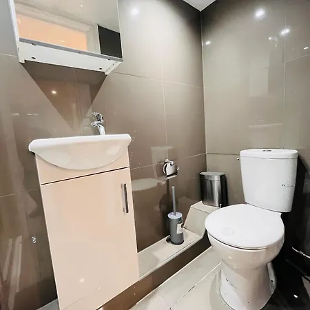 Stylish 5br 5ba In Salford Street Parking