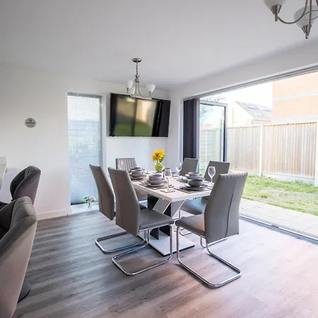 Luxury Deluxe - 4 Bedrooms - 6 Beds - 10 Guests - Private Parking - Contractors Welcome - Trafford Stretford 맨체스터