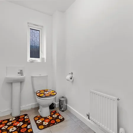 3 Bedroom House With 5 Beds And Parking 18lw *