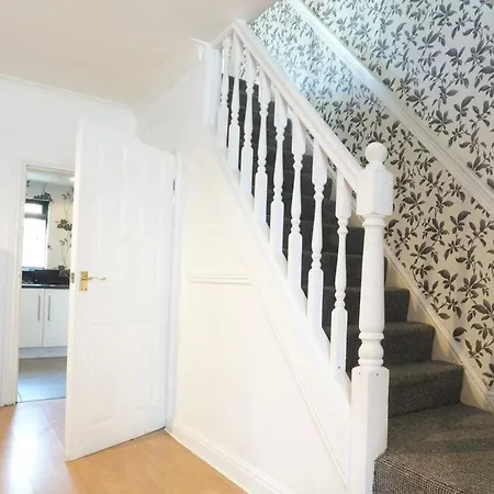3 Bedroom House In Salford Манчестер