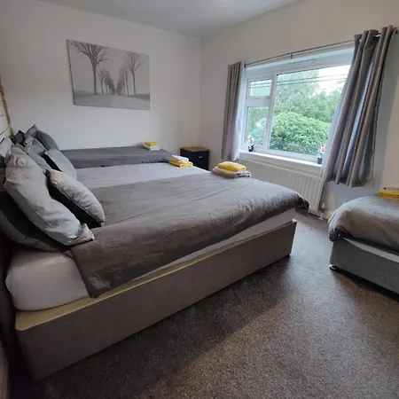 3 Bed House - Sleeps 7 - Garden - Parking - Wifi Feriehus