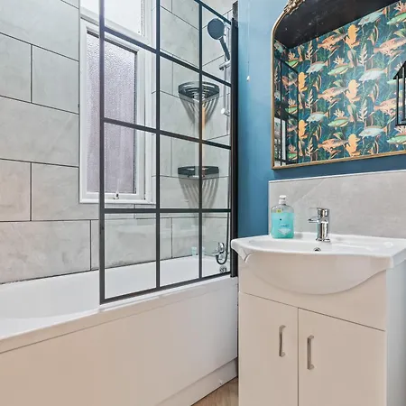 4 Bedroom House In Eccles, Trafford, - Sleeps 10 - 3 Double Beds - 4 Single Beds - Free Parking, Garden & Fast Fibre Wi-fi - Close To Trafford Centre, Mediacityuk, Salford Quays, And Both Old Trafford Stadiums Vakantiehuis Manchester