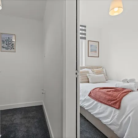 別荘 Cosy Stylish 5-bed 3-bath, With Free Wi-fi, Garden And Parking