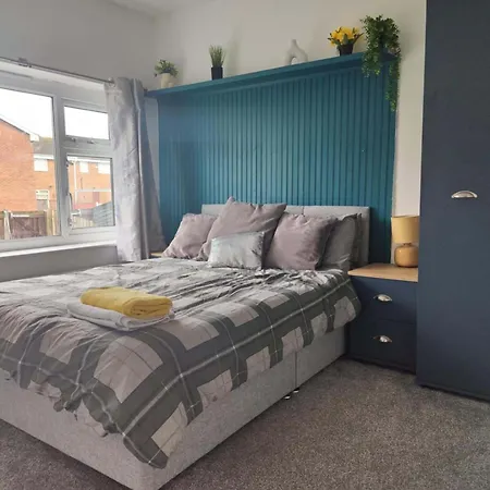 3 Bed House - Sleeps 7 - Garden - Parking - Wifi