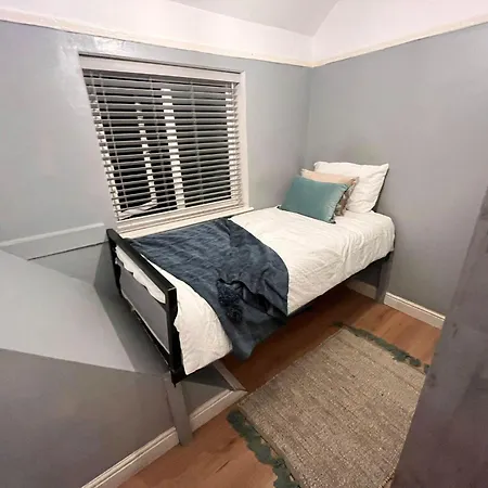 Cosy Manchester 3-Bed House With Parking Sleeps 5 Manchester