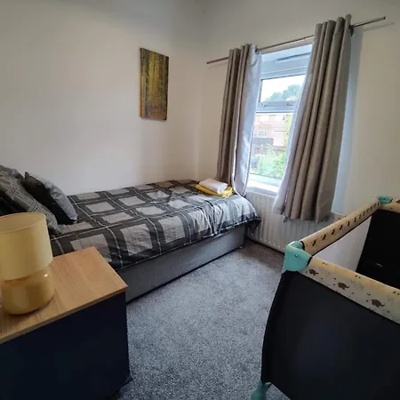 3 Bed House - Sleeps 7 - Garden - Parking - Wifi * Manchester