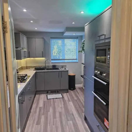 בית נופש Sleeps 5 - Free Parking - Near Airport & *