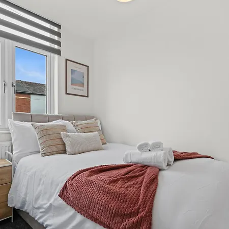 Cosy Stylish 5-bed 3-bath, With Free Wi-fi, Garden And Parking *