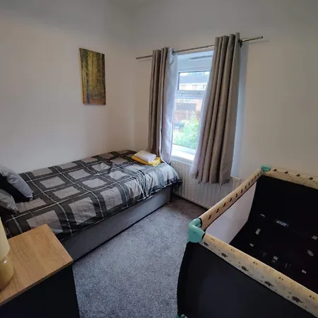 3 Bed House - Sleeps 7 - Garden - Parking - Wifi