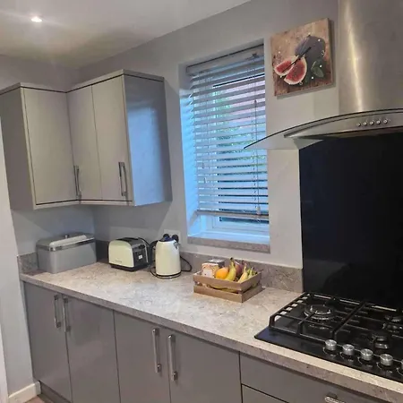 Sleeps 5 - Free Parking - Near Airport & * Manchester