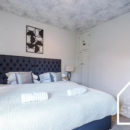 בית נופש Spacious 3 Bed With Pac-man, Darts And 2 Parking Spaces מנצ'סטר