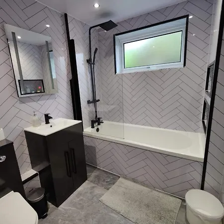 3 Bed House - Sleeps 7 - Garden - Parking - Wifi Feriehus Manchester